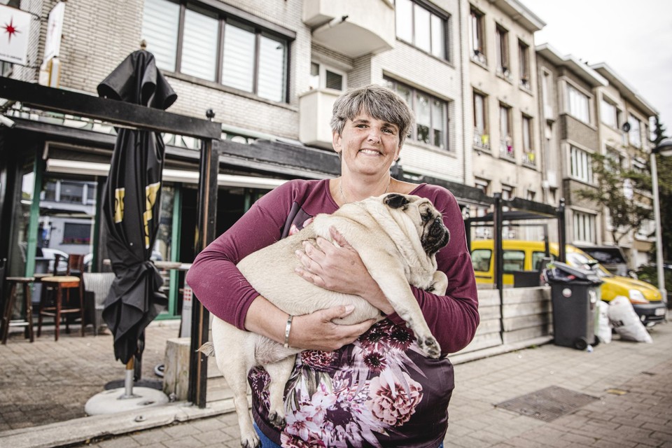 Sandra (50) met haar mopshond Moike. “Soms gooien ze met stenen. Dan denk ik: denk alsjeblief ook aan mijn ramen.”