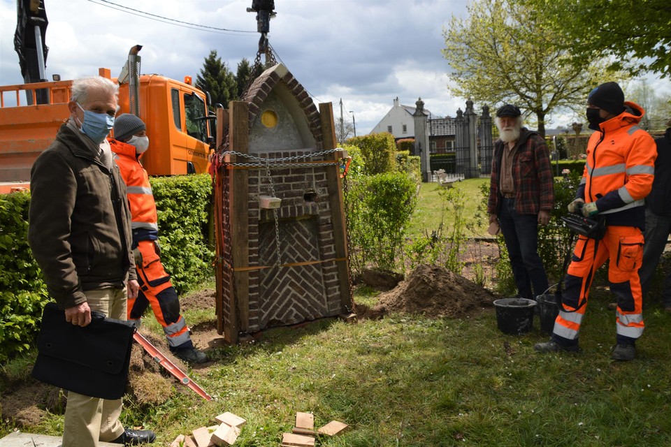 Ivo Wijns uit Wommelgem (links) en molenaar-alleskunner Luc Verachtert (rechts) van heemkring De Brakken aan het pas op zijn nieuwe locatie ‘geland’ kapelletje.
