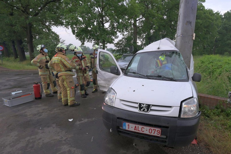 De auto plooide helemaal rond de verlichtingspaal.