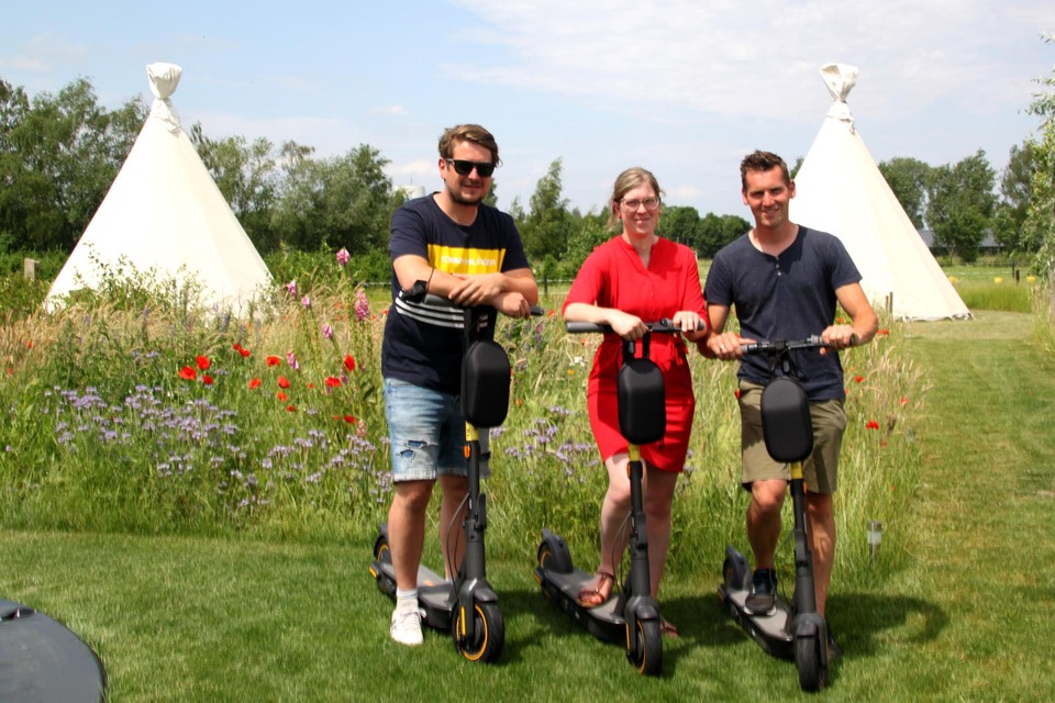 Ben, Nicky en Joris poseren met enkele elektrische steps bij de tipi’s van Landgoed Omorika.