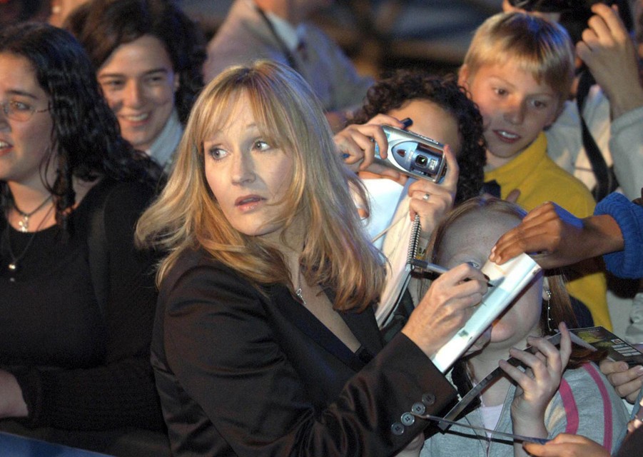 Rowling bij de lancering van Harry Potter en de halfbloedprins in 2005.   