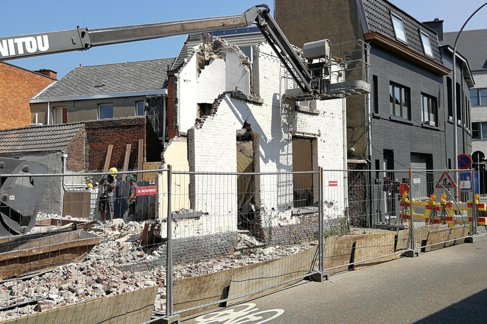 Het witte huisje in de Lebonstraat ruimt het veld voor een groenzone, de uitgebrande pizzeria (rechts) geeft de stad nu in concessie.