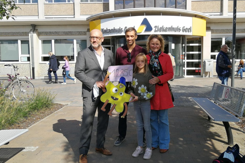 Féline en haar ouders Kevin en Saar overhandigen de opbrengst van de derde fotozoektocht aan ziekenhuisdirecteur Jan Flament. 