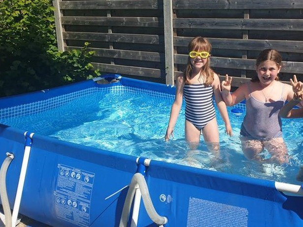 Elize en Lani, in betere tijden mét zwembad in de tuin. 
