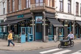 thumbnail: De zwarte luifels worden weldra vervangen door turquoise exemplaren.
