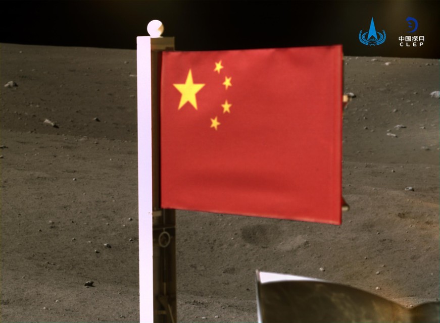 Een robot plantte deze Chinese vlag in het maanoppervlak in 2020. De foto werd verspreid door de Chinese overheid. 