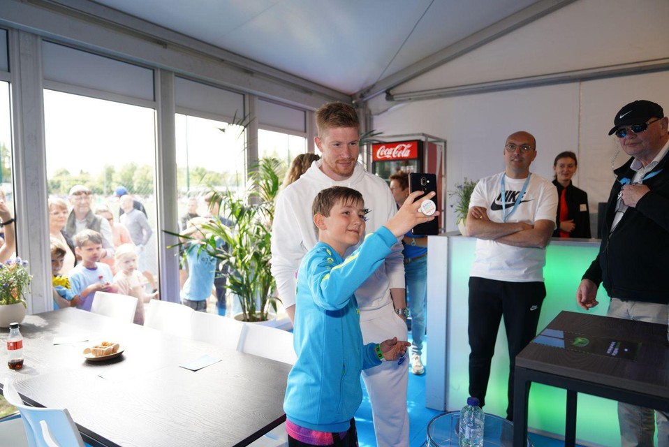 De Bruyne maakt vandaag op de KDB Cup tijd voor handtekeningen en selfies met jonge fans