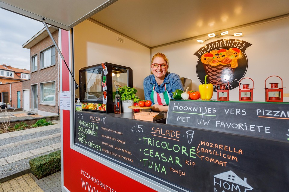 In 2017 startte Brigit Desenfans ‘Cono Belgium – Pizzahoorntjes’, een meeneemrestaurant in de Hoogstraat. Daarnaast startte ze ook met een kleine foodtruck. Van daaruit verkocht ze unieke pizzahoorntjes.