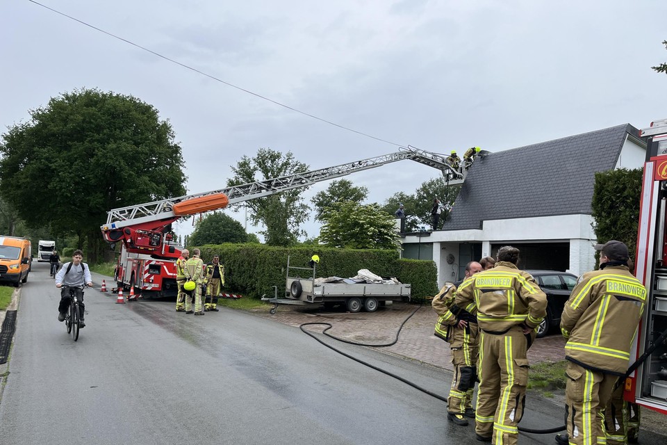De brandweer van de zone Kempen kon een brandje in een dak van een woning op Velveken in Geel snel bedwingen.