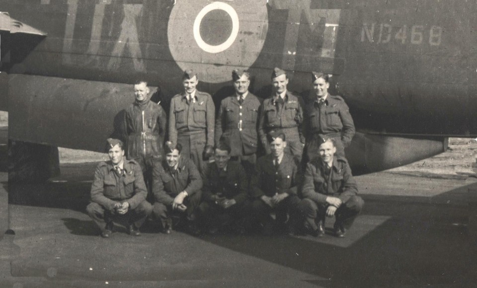 De bemanning van een van de neergestorte Lancaster-vliegtuigen in Oud-Turnhout.