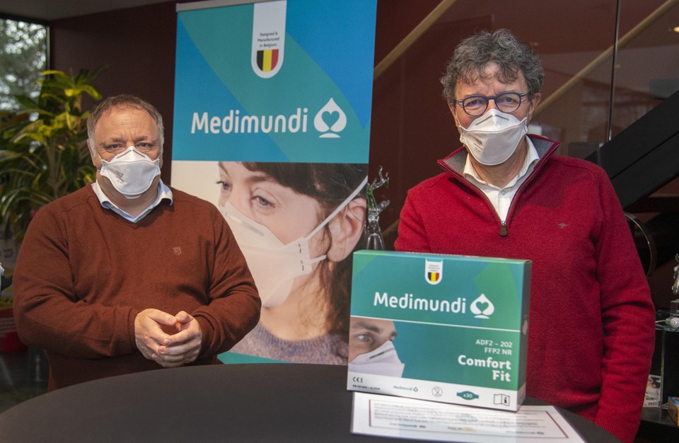 Viroloog Marc Van Ranst was enthousiast over de schenking door Medimundi van tienduizend FFP2-maskers aan Kom op tegen Kanker, vertegenwoordigd door algemeen directeur Marc Michils. 
