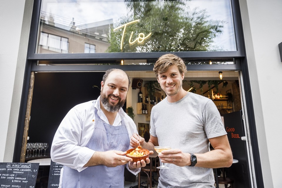 Mo en Raphael voor hun tapasbar Tio.
