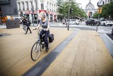 thumbnail: De okerkleurige ondergrond is al getekend door zwarte strepen van fietsbanden.