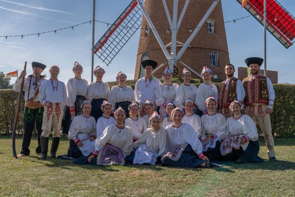 De Slovaakse dansers zoeken nog een mannelijke danser. Hier bij hun passage in 2019 op de Molenfeesten.