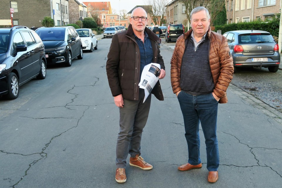 Gust Smits en Eddy Geerinckx, initiatiefnemers van de petitie uit de Fortveldstraat, tégen de nieuwe verkeersmaatregelen.
