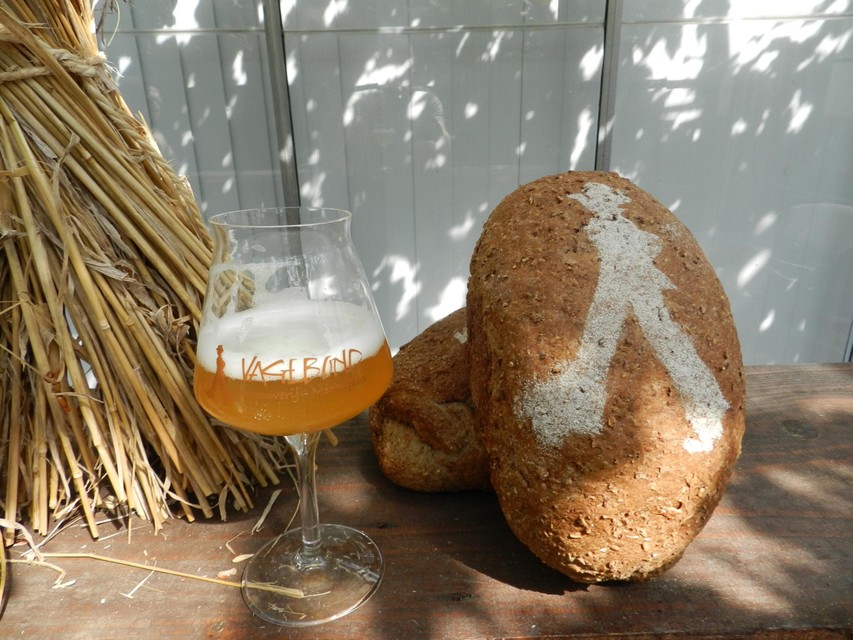 Het mannetje van het logo van brouwerij Vagebond staat afgebeeld op het brood. 