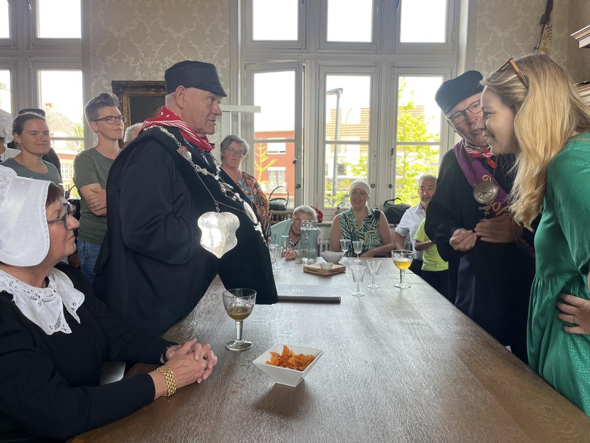Marc Michiels toont zijn keizersbreuk aan burgemeester Sanne Van Looy.