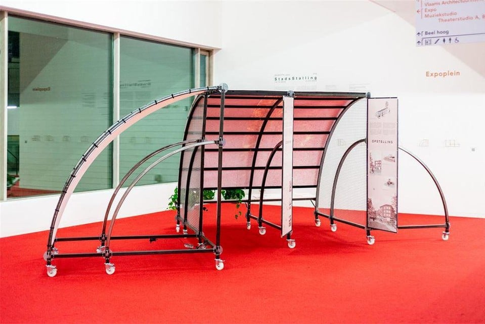 Het architectenbureau Rooilijn ontwierp een fietsenstalling die afgesloten kan worden en dan ruimte is voor speeltoestellen en zitbanken.