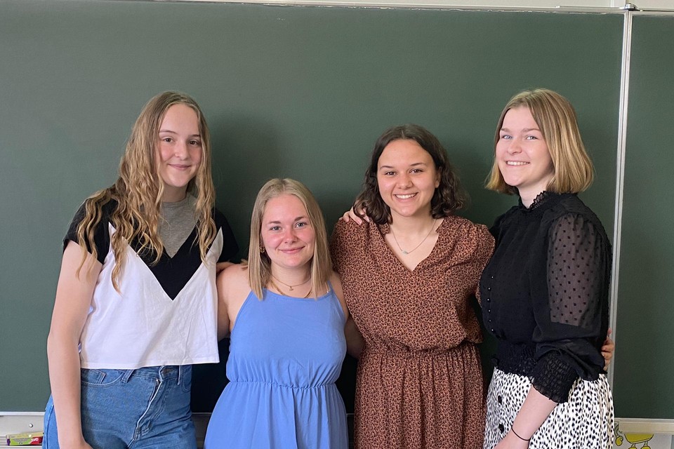 Louka Hermans, Emma Slaets, Ines Leysen en Lotte Vandeneijnde leren uit hun onderzoek bij twee Kempense Voedselbanken dat er vooral verse voeding wordt bedeeld , maar ook dat het aantal gebruikers in stijgende lijn gaat.