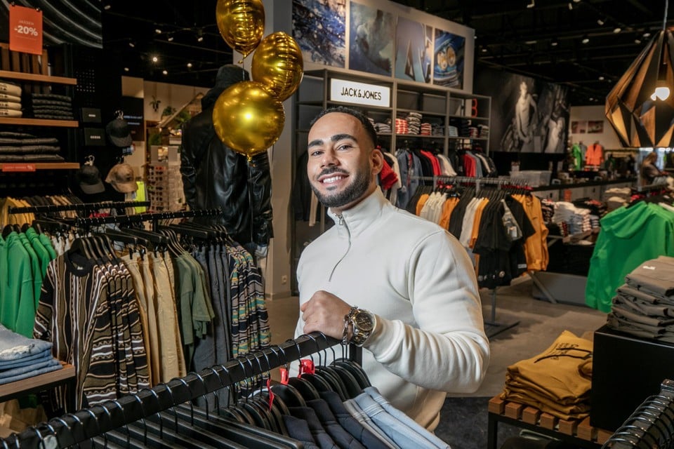 Shopmanager Yasser Saeb in de winkel in Lier.