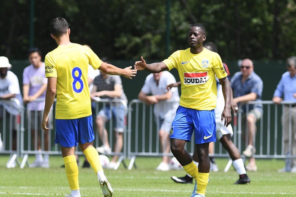 Kader Keita (rechts en terug na een uitleenbeurt aan Sion) zette het doelpuntenfestival voor Westerlo tegen City Pirates in en viert dat met Simon Paulet (8).
