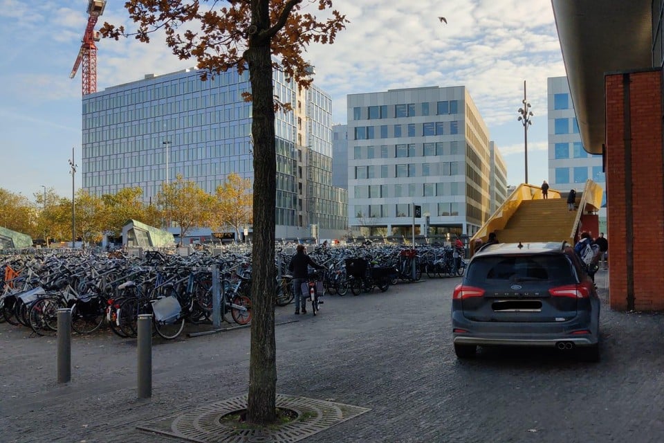 De bestuurder van deze auto die donderdag foutgeparkeerd stond voor het station Antwerpen-Berchem werd wel geverbaliseerd door de Antwerpse politie. 