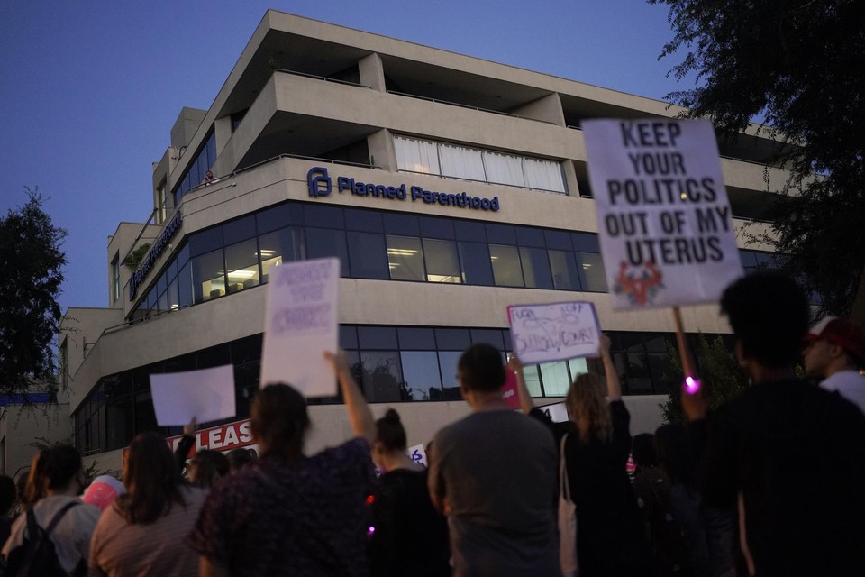 Abortustegenstanders voeren protest tegen een abortuskliniek in California. 