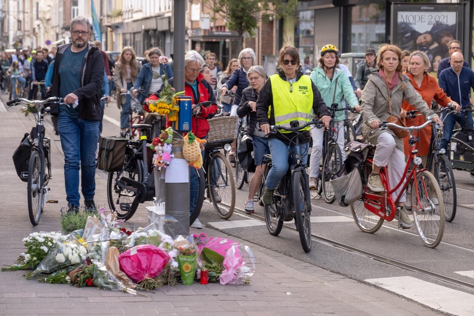 Afgelopen vrijdag voerden enkele honderden fietsers nog actie aan de Lange Leemstraat, de plek waar eerder in de week twee meisjes stierven onder de wielen van een vrachtwagen.  