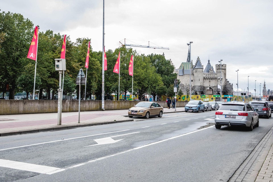 Waar nu nog auto’s rijden, ligt over een aantal jaren een plein dat de Suikerrui met het Steenplein verbindt. De auto’s gaan ondergronds.  