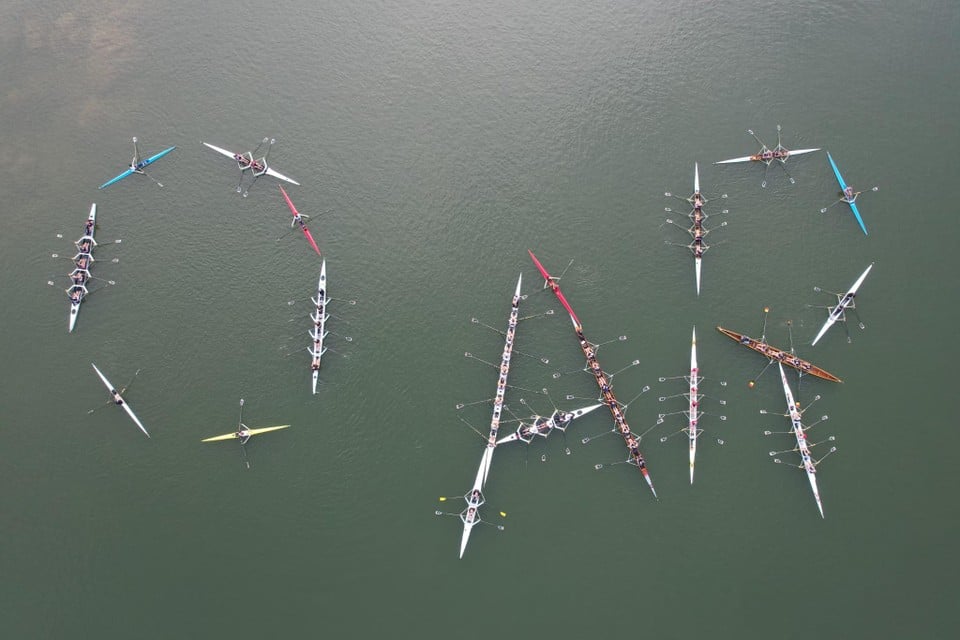 Roeiboten vormen de letters van The Oar, vanuit de lucht met een drone gefotografeerd.