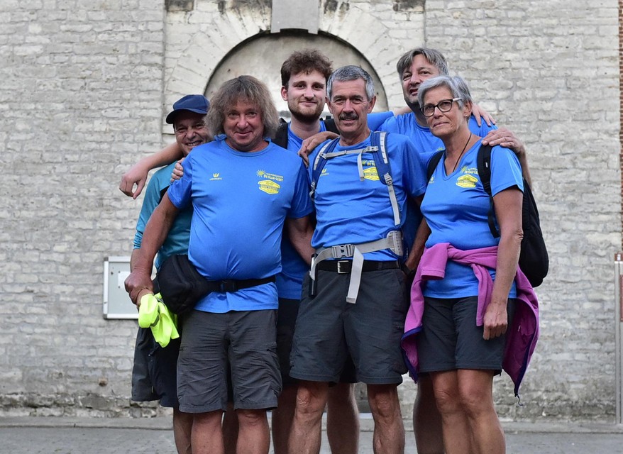 Alleen Jeroen (derde van links) moest na 48 km wegens een kwetsuur het wandelparcours verlaten. 