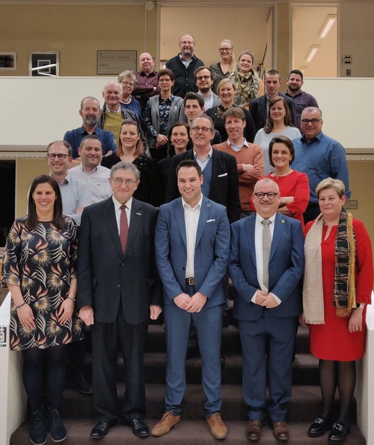 De voltallige gemeenteraad van Vosselaar met vooraan de burgemeester en schepenen bij de installatie op het gemeentehuis in januari 2019. De samenwerking tussen CD&V en N-VA heeft maar drie jaar standgehouden.