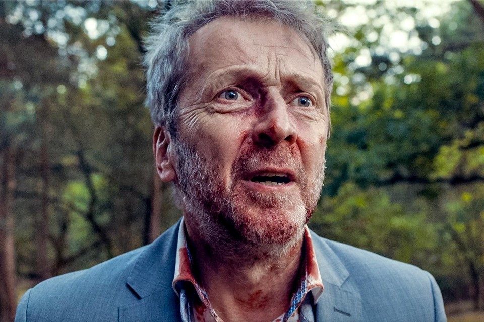 Lucas Van den Eynde als de ontvoerde Phil Frisco in ‘Glad ijs’. Na lang vertoeven in de pijpleiding en op Streamz landt de serie nu ook op VTM. 