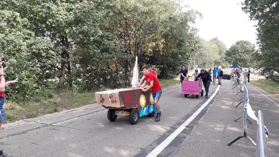De zeepkisten werden de brug opgeduwd voor een nieuwe afdaling.