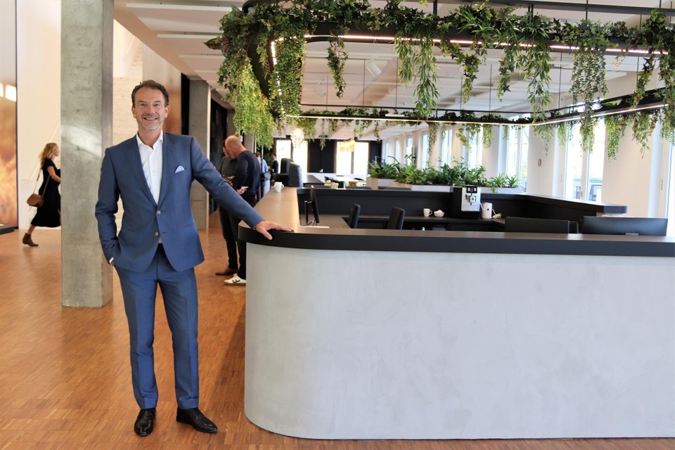 De locatie straalt een huiselijke sfeer uit met veel licht en planten, gezellige koffiehoekjes, een fitnessruimte en nog veel meer.