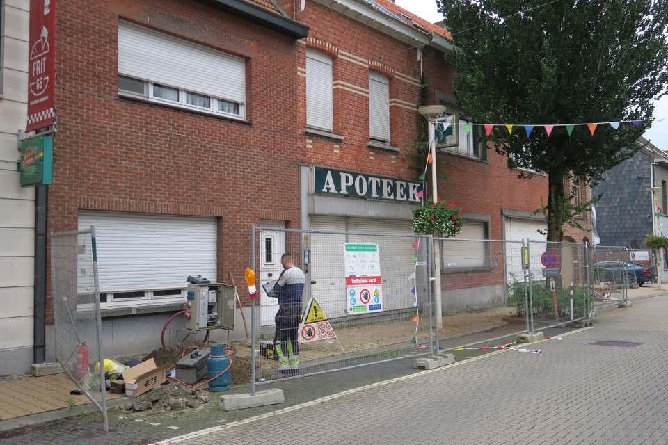 Deze leegstaande verloederde winkelpanden, links van het project van de notarissen, worden eerstdaags afgebroken. Hier komen sociale flats. 