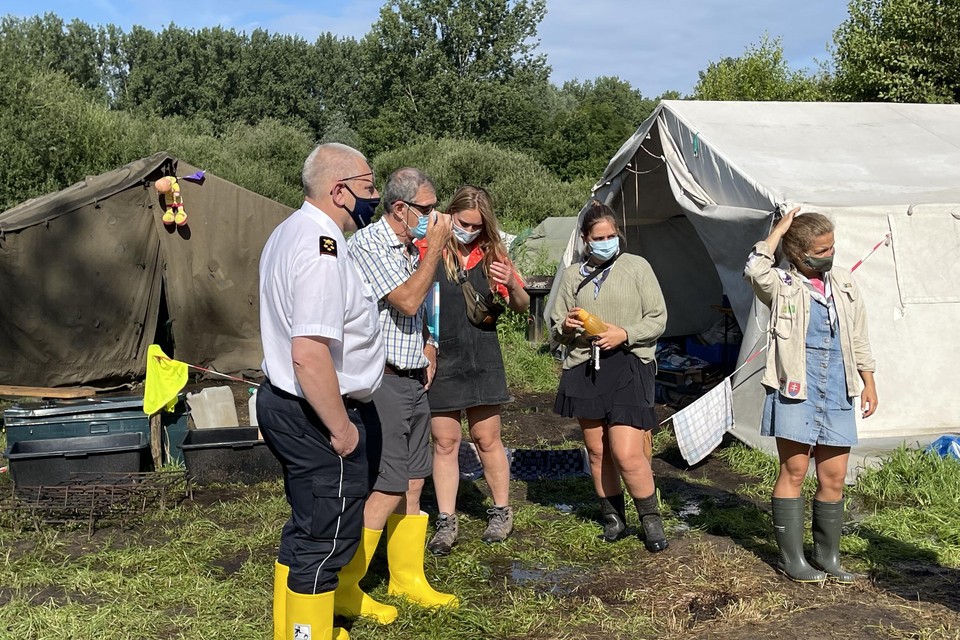 Brandweercommandant Noyens, schepen Rudy Willems en enkele meisjes van de scoutsleiding van Lokeren bij de tenten. Zondagnamiddag is het kamp opgebroken.