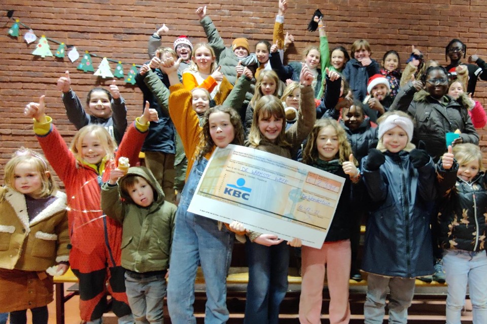 De trotse leerlingen met hun cheque voor De Warmste Week. 