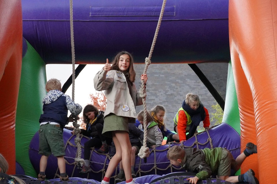 De kinderen en jongeren leefden zich uit op twee grote springkastelen.