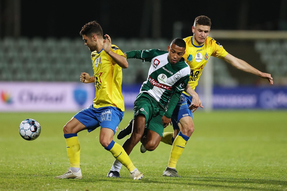 Lommel - Waasland-Beveren: Belghali slalomt voorbij Verstraete en Bertone.