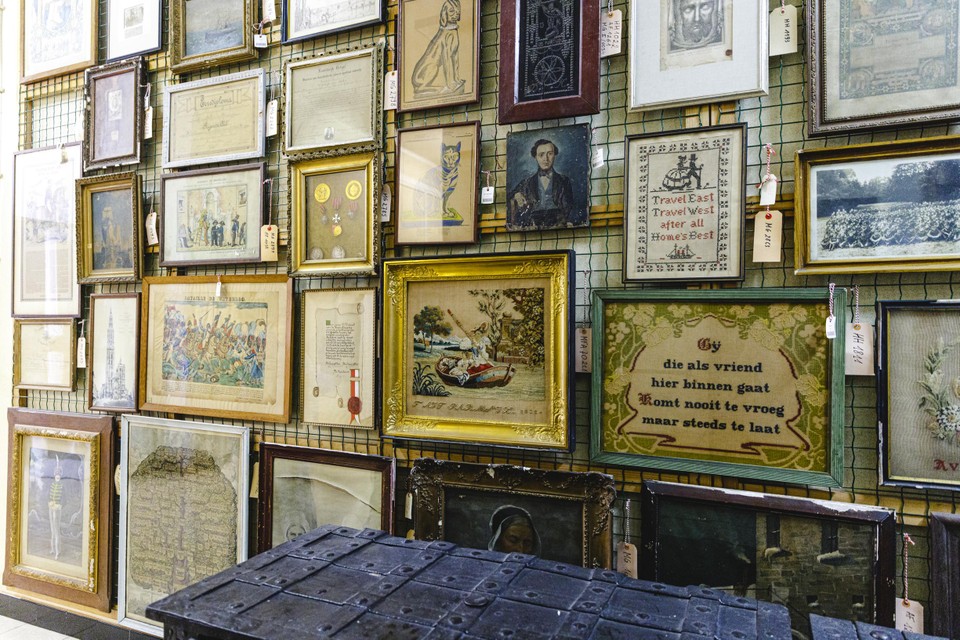 Ook de collectie schilderijen en prenten omvat al snel vele honderden exemplaren.