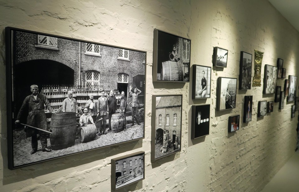 De van de familie Hannes, mooi samengesteld door Nick Hannes, geen drankverkoper, maar kunstfotograaf.