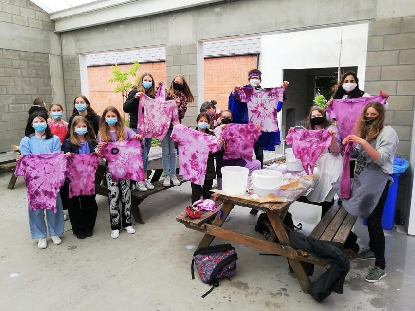 Tijdens een workshop batikken kleurden de leerlingen hun T-shirts paars.