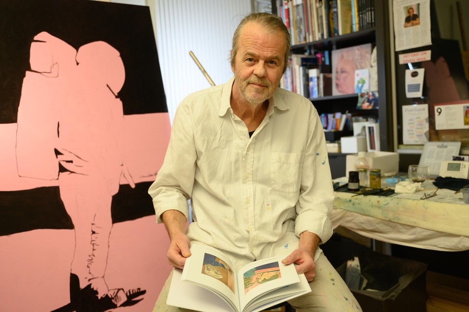 Walter Dermul bladert in zijn boek ‘schilderijen’.