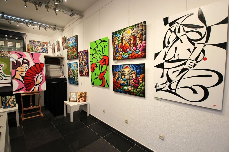De galerij met de werkhoek van Iban.