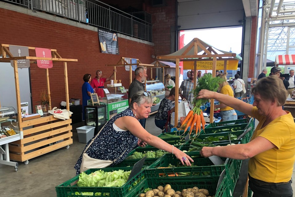 Lokale boeren en tuinders bieden tijdens de zomer elke vrijdagnamiddag op de overdekte boerenmarkt in Hoogstraten verse producten te koop aan. 