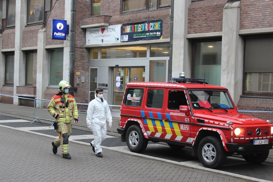 De brandweer en civiele bescherming kwamen ter plaatse om het pakket met poeder te onderzoeken.
