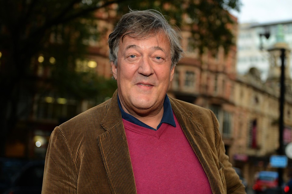 Stephen Fry zal, na een jaar vertraging, in december zijn opwachting maken in .