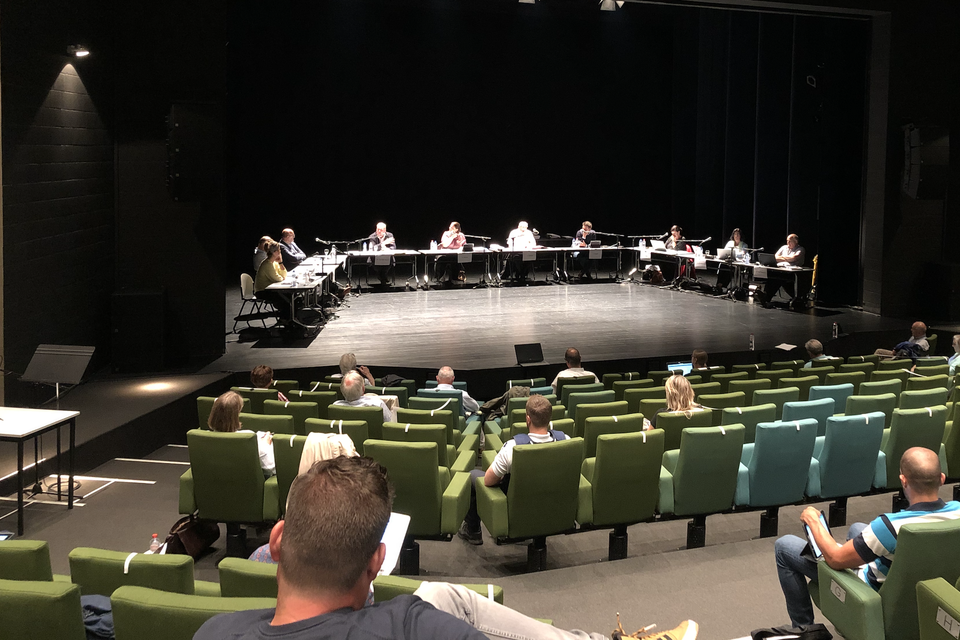 De gemeenteraad gaat soms door in CC Ter Vesten en soms in de nieuwe raadzaal.