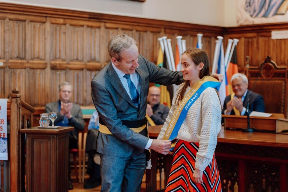 Emilia De Geest kreeg het symbolische lint aangemeten door burgemeester Lieven Dehandschutter.